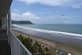 Beachfront Digital Nomad Haven in Vibrant Central Jacó